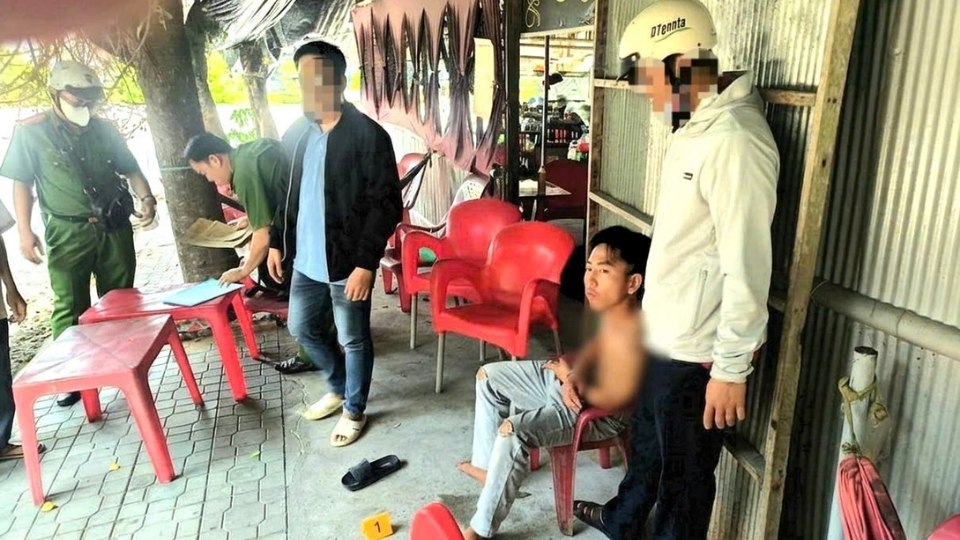 Escena del puesto de bebidas donde se descubrió al sujeto con el acto de usar y almacenar drogas. Foto: Policía de Vinh Long
