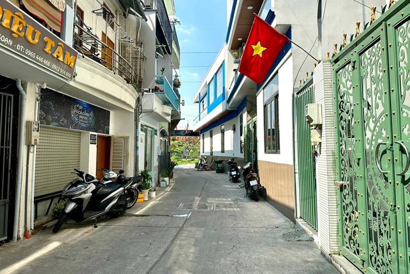 Alley 353 Tran Xuan Soan in Tan Hung ward, after being expanded, has become more spacious and cleaner. Photo: MINH TAM