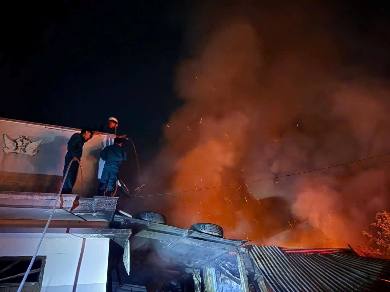 Functional forces took 2 hours to control the fire from the tire repair facility in Khanh Hoa. Photo: Khanh Hoa