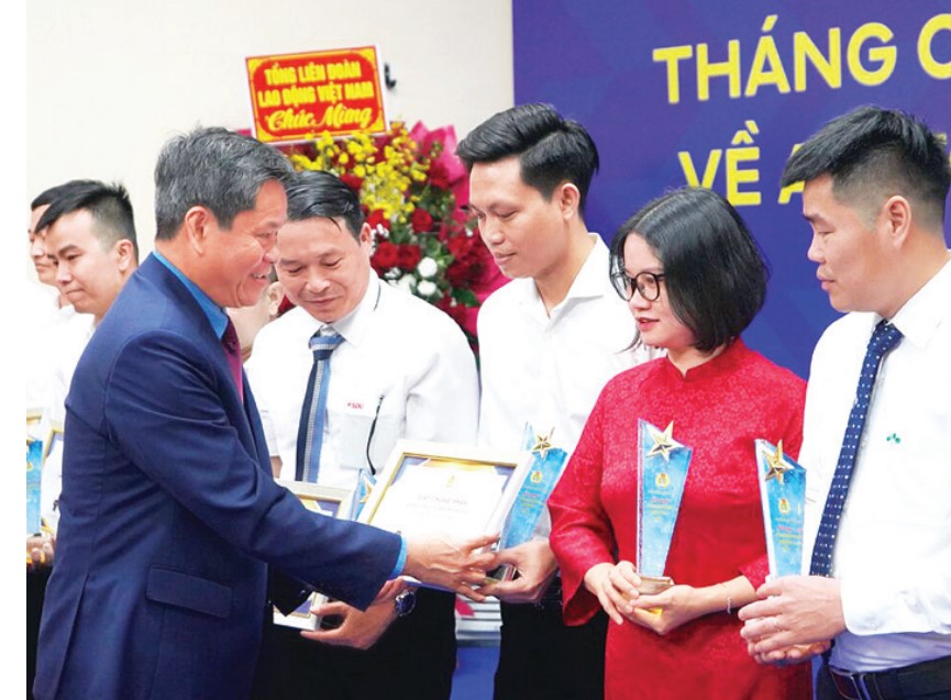 Phó Chủ tịch Tổng LĐLĐ Việt Nam Huỳnh Thanh Xuân trao khen thưởng công nhân lao động tiêu biểu tại Tháng Công nhân và Tháng Hành động về An toàn, vệ sinh lao động năm 2026 ngành Công Thương ngày 17.4. Ảnh: MAI DUNG
