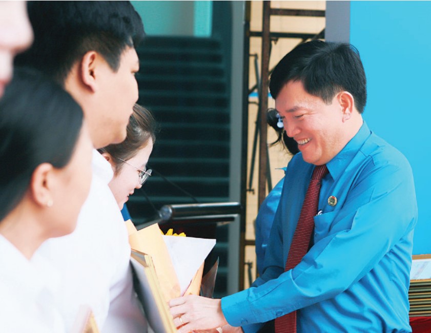 Phó Chủ tịch Tổng LĐLĐ Việt Nam Nguyễn Xuân Hùng tặng hoa biểu dương đoàn viên, người lao động tại Lễ phát động Tháng Công nhân và biểu dương công nhân, lao động tiêu biểu năm 2026 do LĐLĐ tỉnh Gia Lai tổ chức ngày 23.4. Ảnh: HẢI HÀ