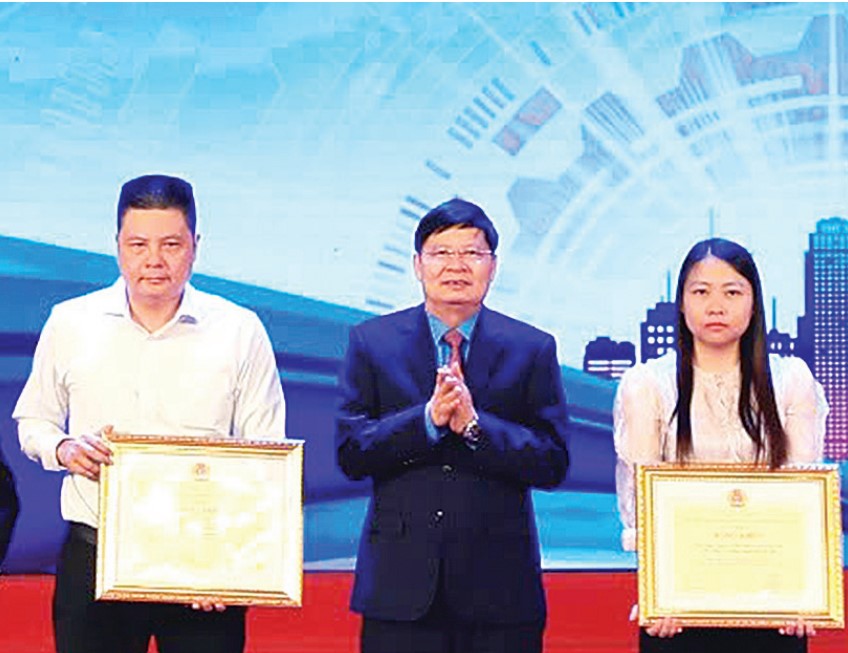 Phó Chủ tịch Tổng LĐLĐ Việt Nam Phan Văn Anh trao bằng khen cho tập thể, cá nhân có thành tích xuất sắc trong phong trào thi đua “Xanh - Sạnh - Đẹp, đảm bảo an toàn vệ sinh thực phẩm tại Lễ phát động Tháng Công nhân do UBND TP Hà Nội và Ủy ban Trung ương MTTQVN TP Hà Nội tổ chức ngày 23.4. Ảnh: HOÀI PHƯƠNG