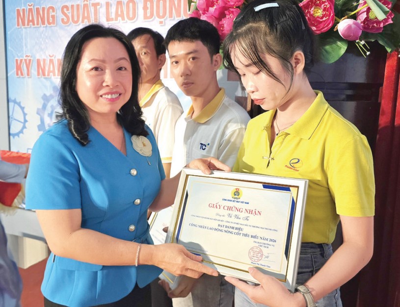 Standing Vice President of the Vietnam General Confederation of Labor Thai Thu Xuong presents Certificates to typical core workers at the Launching Ceremony of Workers' Month 2026 of the Vietnam Textile and Garment Trade Union on April 21. Photo: NAM DUONG