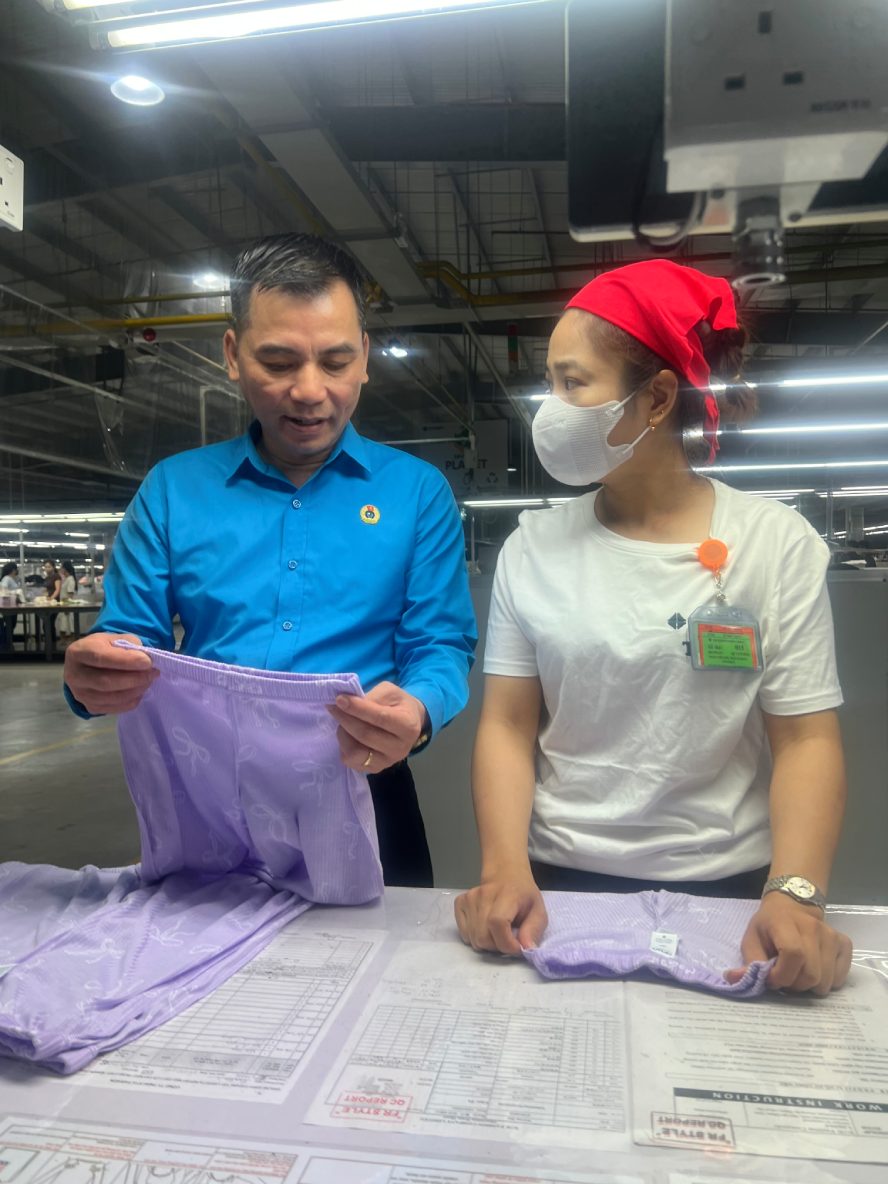 Ông Lê Đình Hùng - Phó Chủ tịch Thường trực Liên đoàn Lao động Thành phố Hà Nội trao đổi với công nhân Công ty TNHH K+K Fashion về năng suất lao động và đời sống. Ảnh: Kiều Vũ