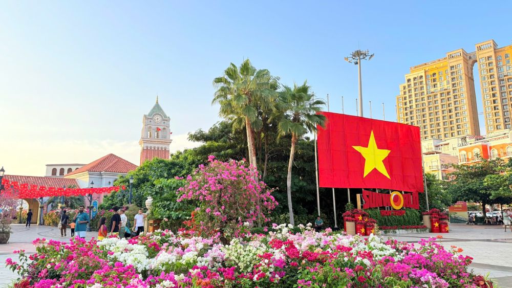 Tourists visit and experience destinations on Phu Quoc Pearl Island. Photo: Binh Minh