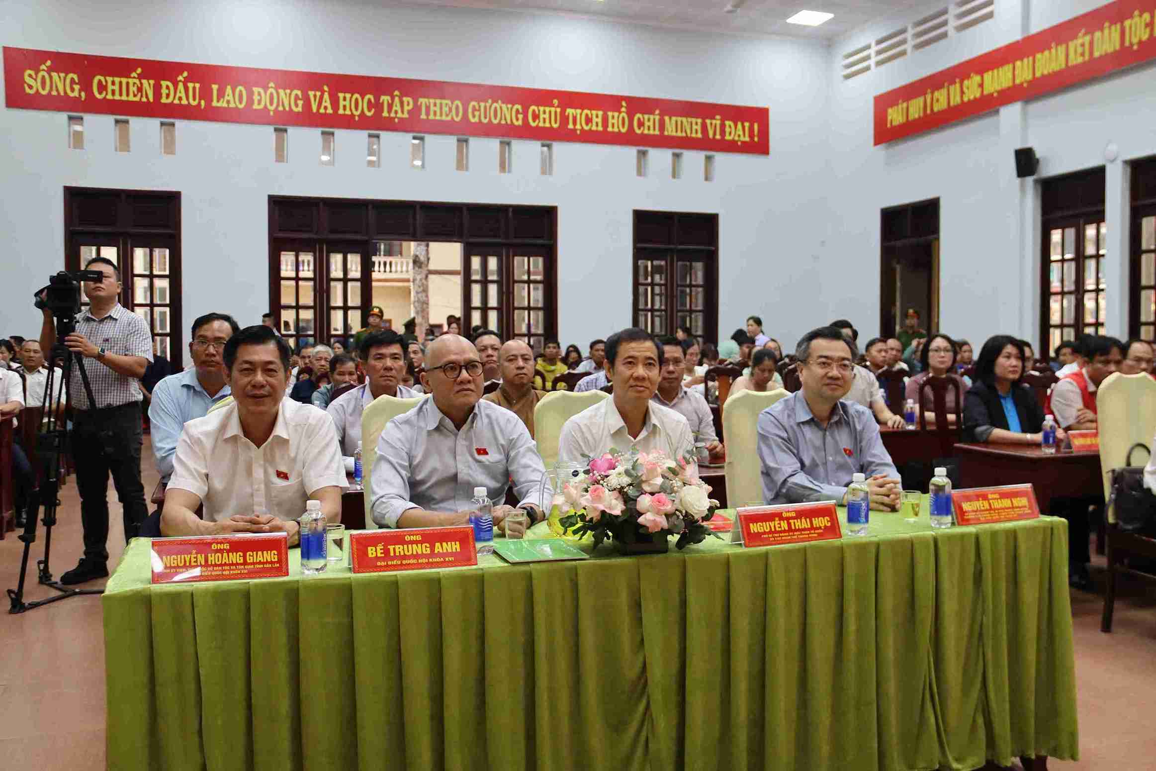 Các đại biểu tham dự buổi trao quà. Ảnh: Công Lý