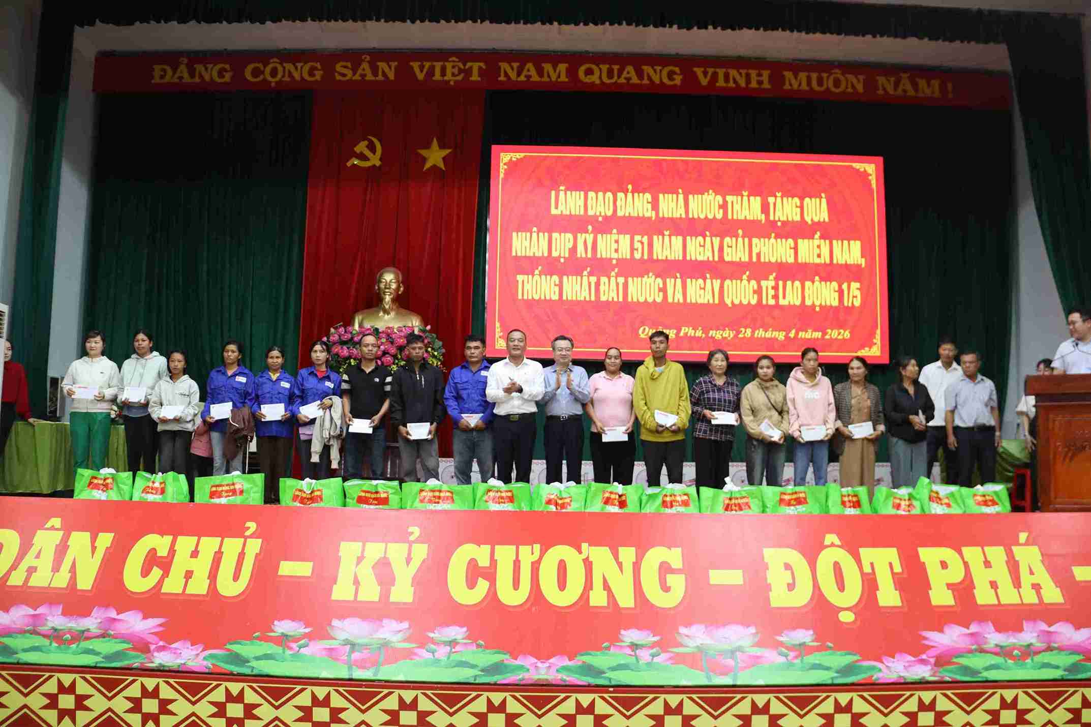 Lãnh đạo Đảng, Nhà nước luôn dành sự quan tâm đến đời sống của người dân khó khăn trên địa bàn tỉnh. Ảnh: Công Lý