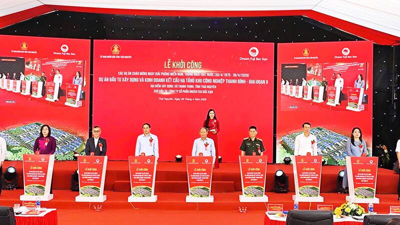 Groundbreaking ceremony at the bridge point of the Thanh Binh Industrial Park phase II infrastructure construction and business investment project. Photo: Viet Bac