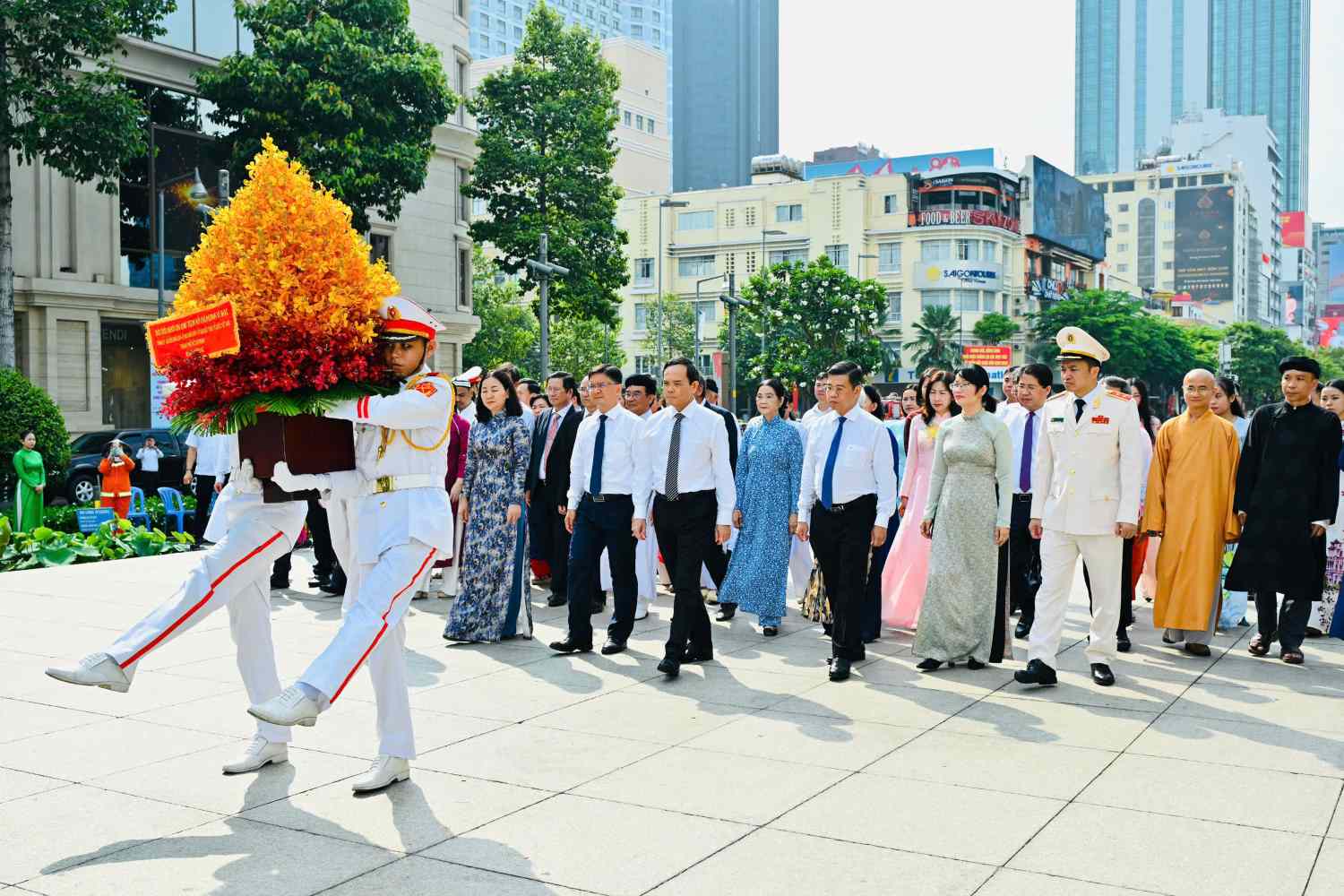 Bí thư Thành ủy TPHCM Trần Lưu Quang cùng đoàn đại biểu dâng hoa tưởng nhớ Chủ tịch Hồ Chí Minh. Ảnh: Việt Dũng