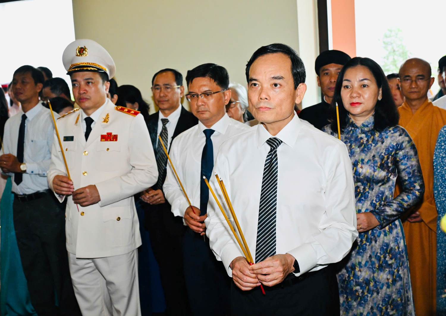 Ho Chi Minh City Party Secretary Tran Luu Quang offers incense to commemorate President Ho Chi Minh. Photo: Viet Dung