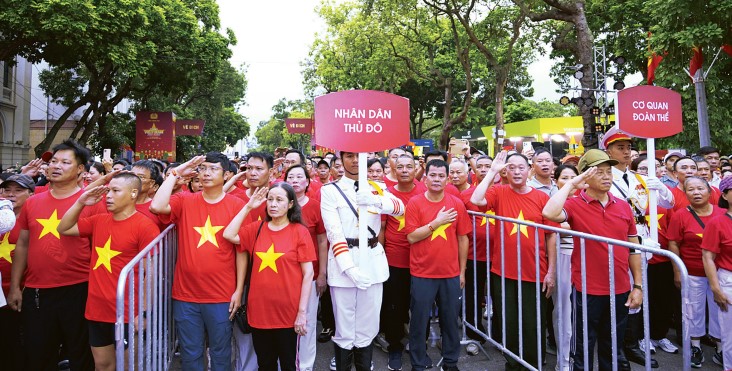 Moments of delegates and thousands of people singing the National Anthem by Hoan Kiem Lake (Hanoi) to celebrate the 80th anniversary of the August Revolution and the National Day of the Socialist Republic of Vietnam. Photo TTXVN