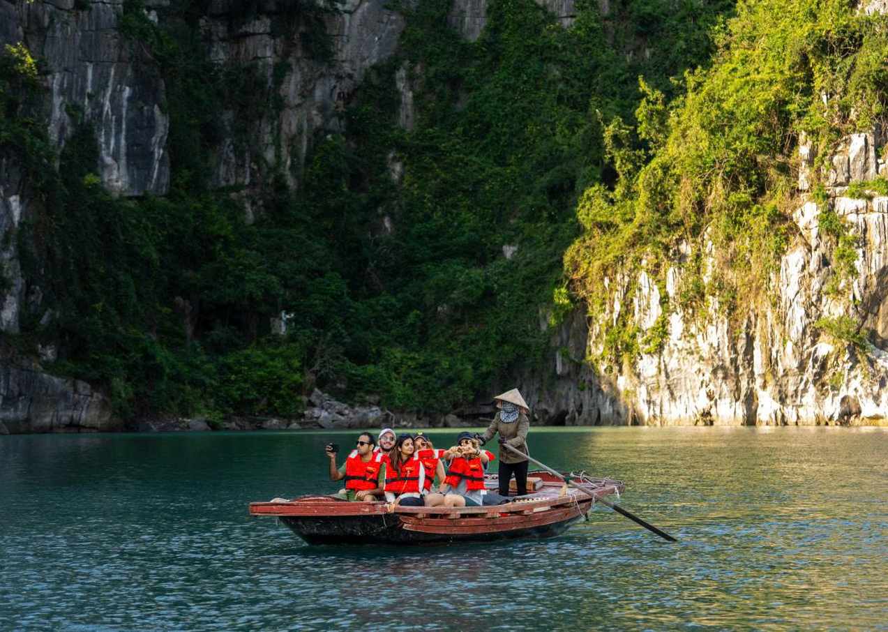 Tours for the April 30 - May 1 holiday are diverse in choices for tourists. Photo: Chi Long