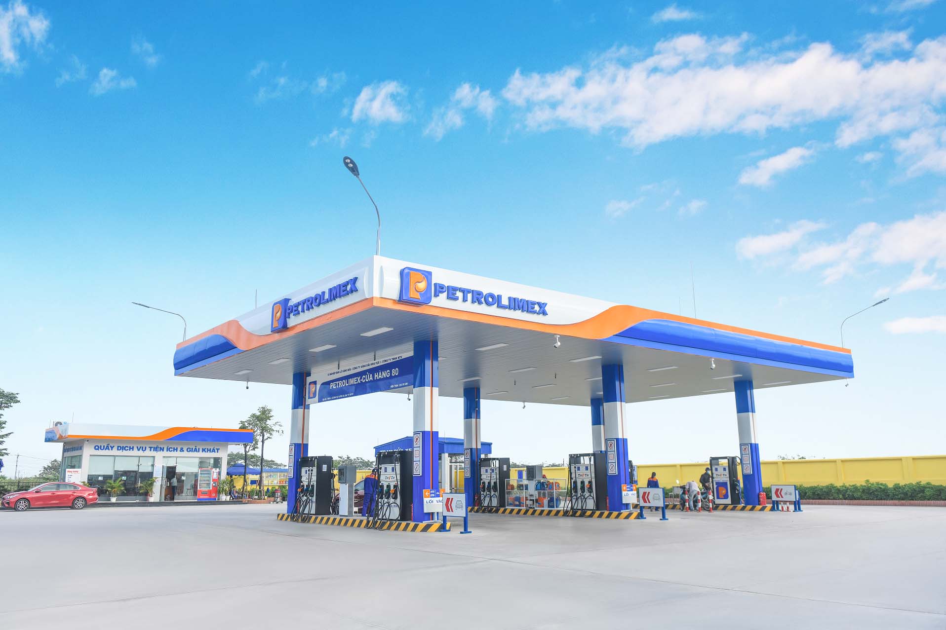 Petrolimex pioneers the deployment of E10 bio-gasoline, aiming to replace mineral gasoline. Photo: Petrolimex