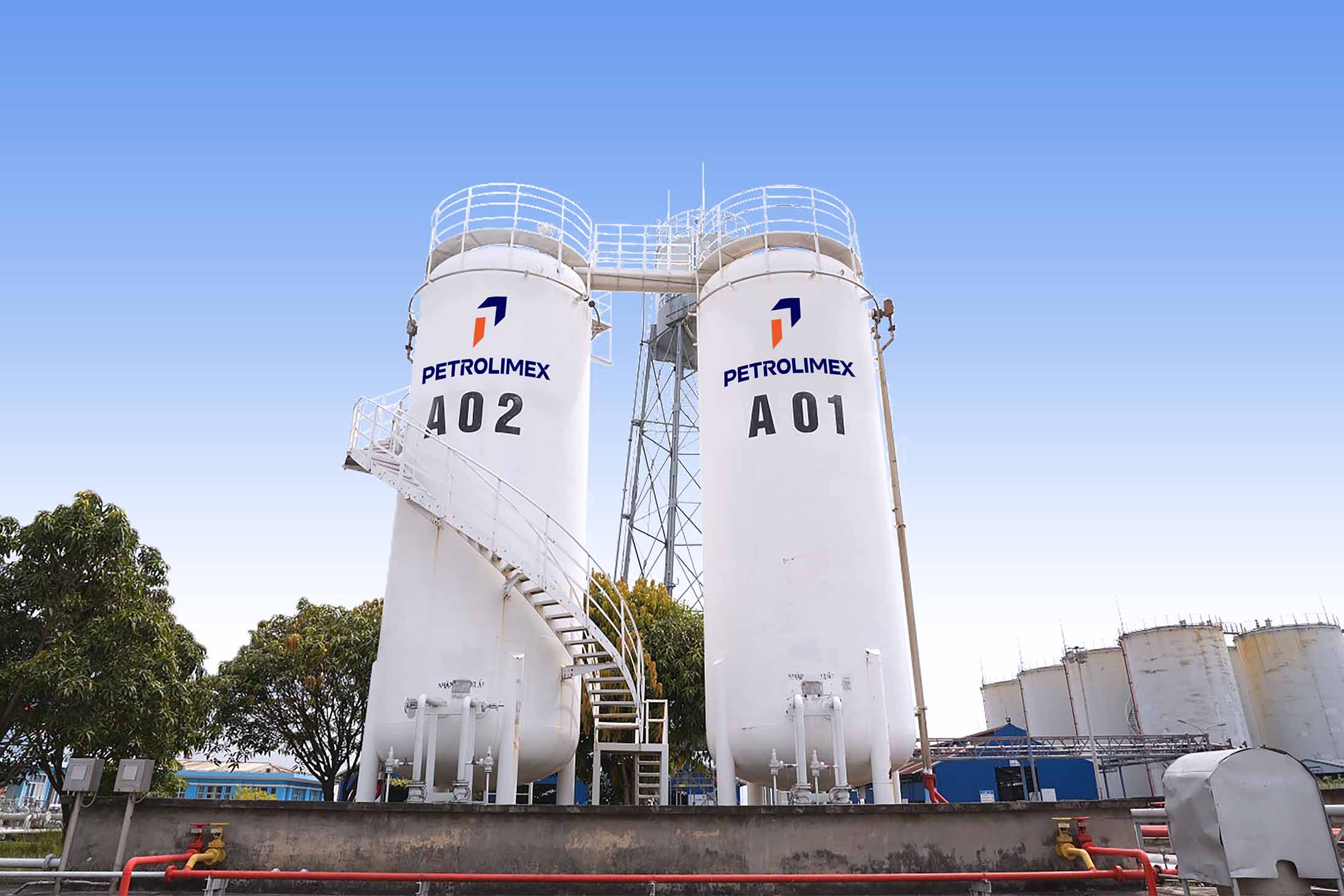 Bể nhiên liệu E100 dùng để phối trộn xăng E10. Ảnh: Petrolimex