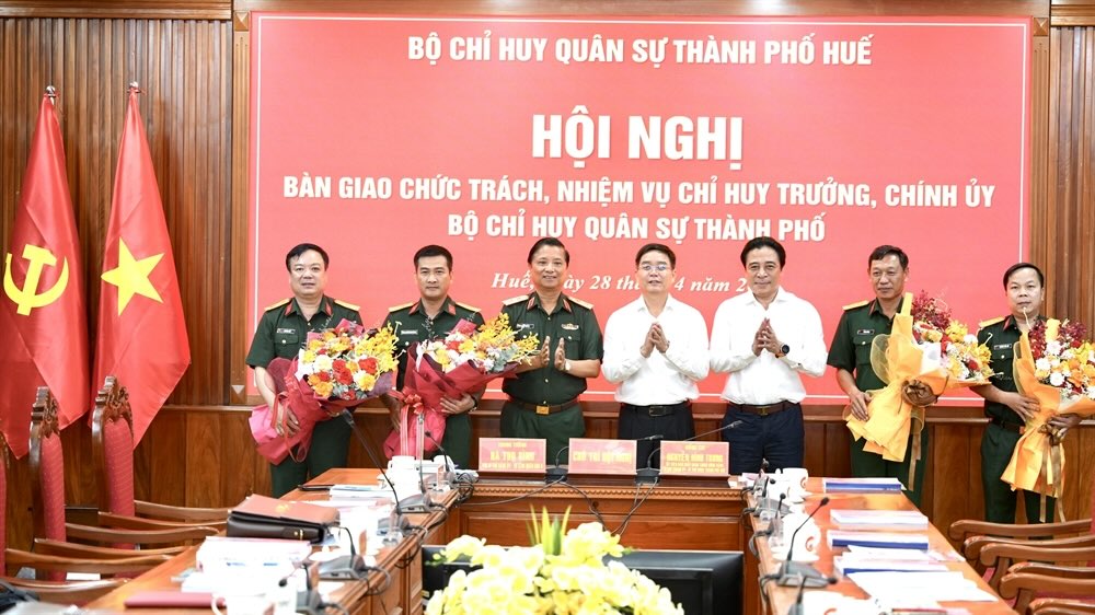 Presenting flowers to congratulate personnel at the reception and handover ceremony of officials. Photo: Ngoc Minh.