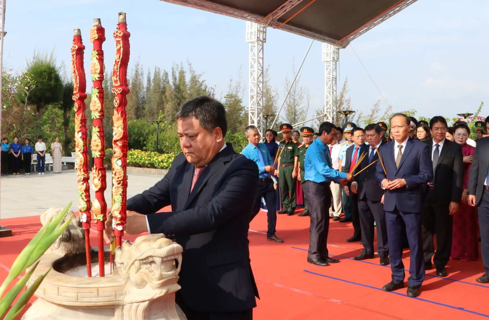 Đoàn đại biểu Tỉnh ủy, HĐND, UBND, UBMTTQ Việt Nam tỉnh dâng hương tưởng niệm các anh hùng liệt sĩ tại Khu tưởng niệm chiến sĩ Gạc Ma. Ảnh: Phương Linh