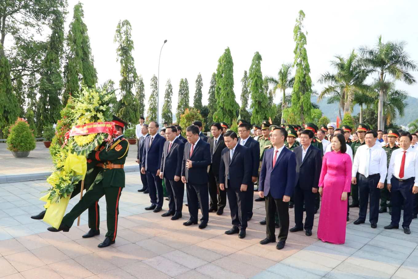 Đoàn đại biểu Tỉnh ủy, HĐND, UBND, UBMTTQ Việt Nam tỉnh Khánh Hòa đến dâng hoa, dâng hương tưởng niệm các anh hùng liệt sĩ tại Nghĩa trang liệt sĩ Hòn Dung. Ảnh: Phương Linh