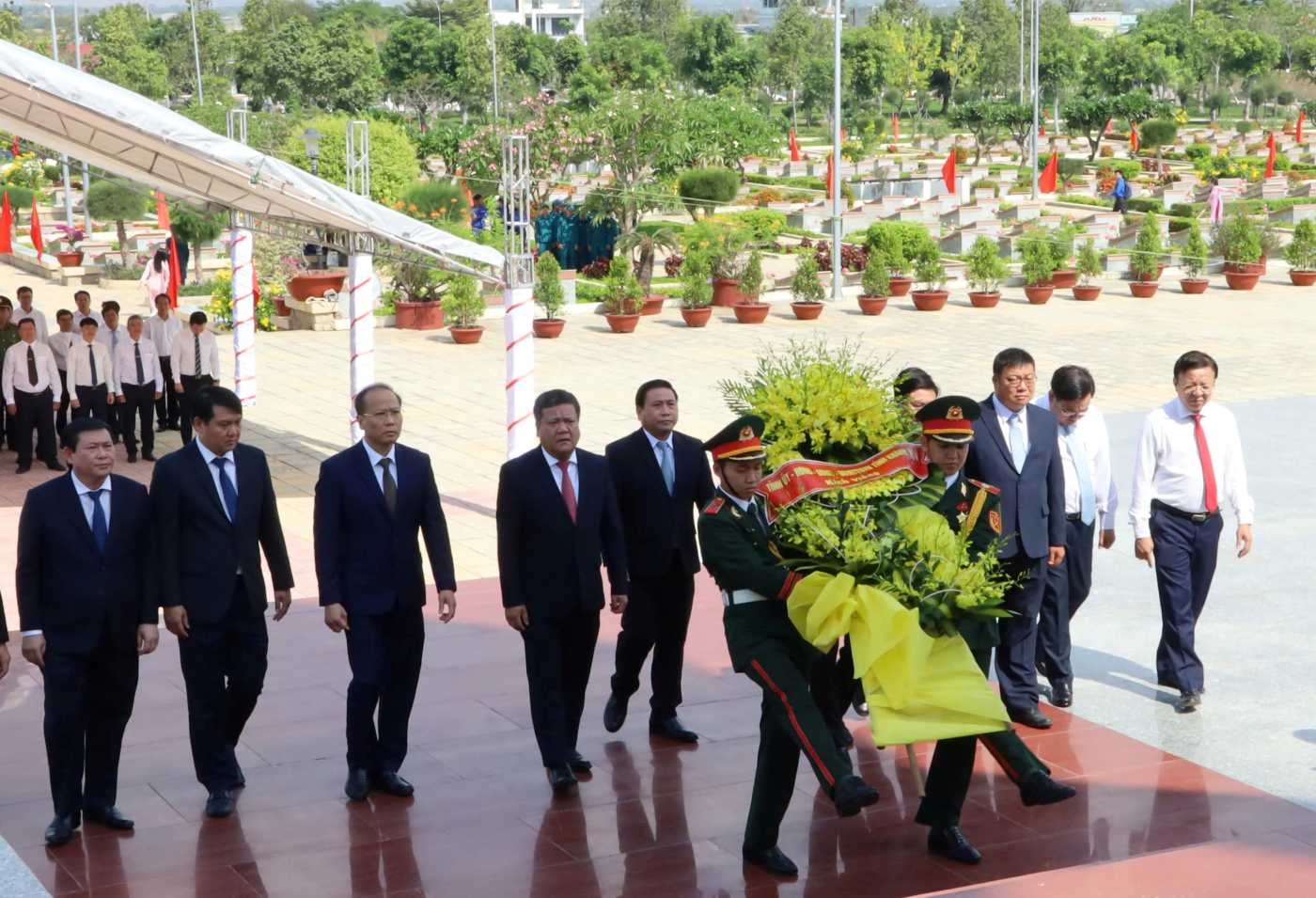 The delegation of the Provincial Party Committee, People's Council, People's Committee, Vietnam Fatherland Front Committee of the province led by Comrade Tran Phong - Member of the Party Central Committee, Secretary of the Provincial Party Committee came to offer flowers and incense to commemorate heroic martyrs at Ninh Thuan Martyrs' Cemetery. Photo: Phuong Linh