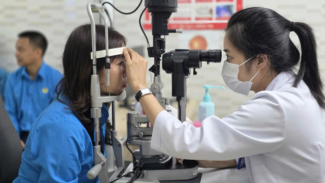 Trade union members and workers will receive free eye consultation and examination. Photo: Thanh Tuan