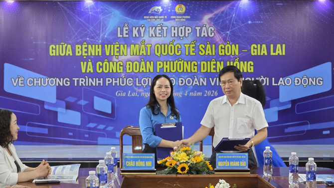 Công đoàn phường và đại diện Bệnh viện Mắt Quốc tế Sài Gòn – Gia Lai ký kết thỏa thuận. Ảnh: Thanh Tuấn 