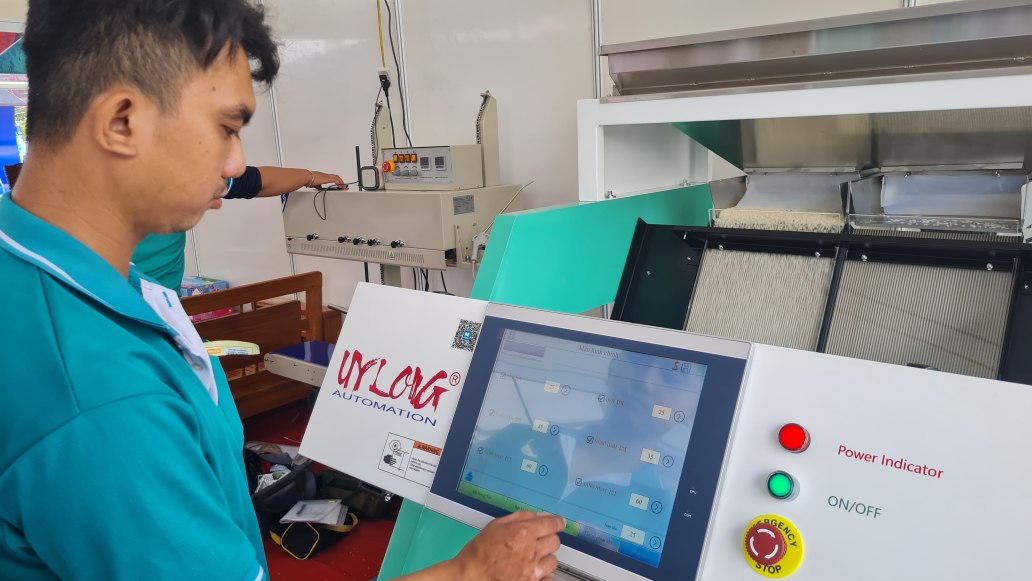 Công nghệ tự động trong công nghiệp lúa gạo. Ảnh: Nhật Hồ.