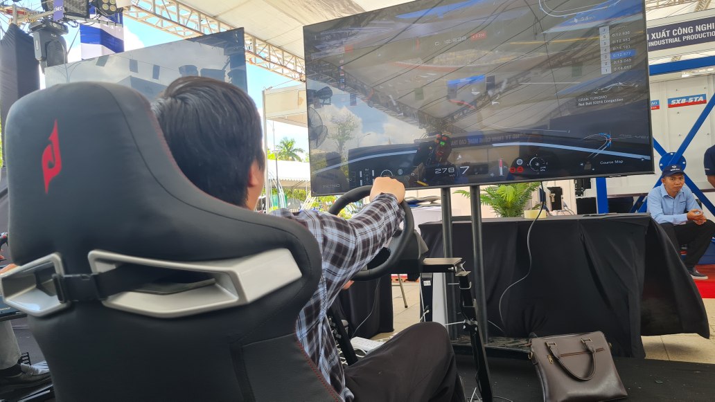 Người dân Cà Mau trải nghiệm công nghệ số. Ảnh: Nhật Hồ.