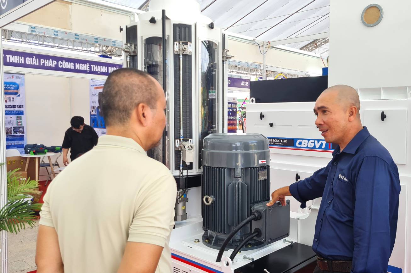 Giới thiệu công nghệ làm bóng hạt gạo theo quy trình tự động. Ảnh: Nhật Hồ.