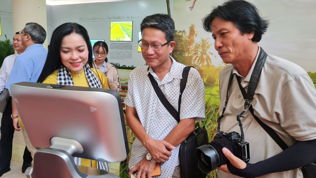 Sử  dụng AI trong việc tìm kiếm, thuyết minh tại Bảo tàng lúa nước Cà Mau. Ảnh: Nhật Hồ.