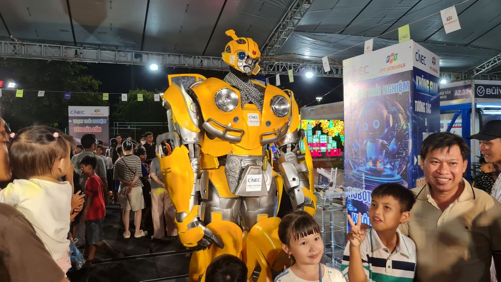 Trẻ em thích thú với hình siêu nhân biết đi, tương tác với khách tham quan. Ảnh: Nhật Hồ.