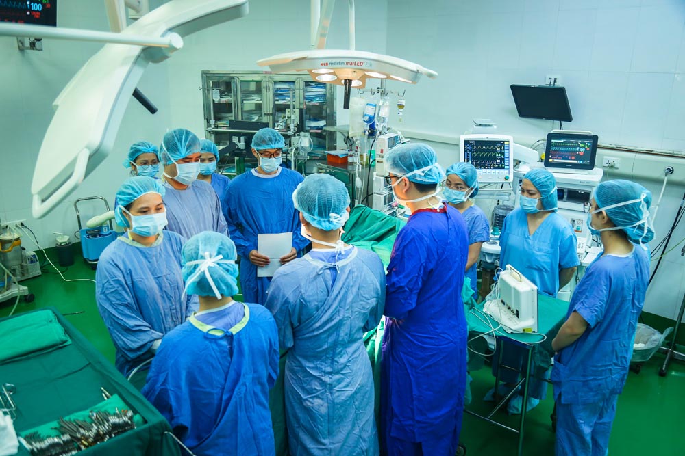 Doctors and nurses say words of gratitude before taking the donated organs of the 19-year-old British girl. Photo: THAO MY