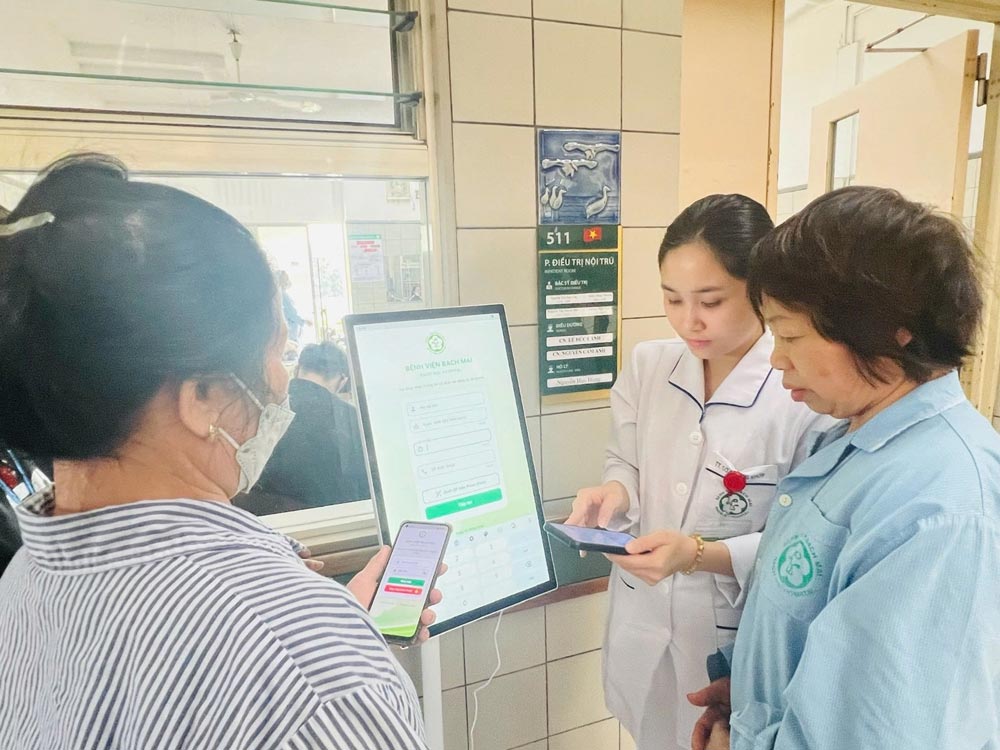 Digital transformation helps nurses at Bach Mai Hospital increase the effectiveness of patient care. Photo: NGUYEN HA