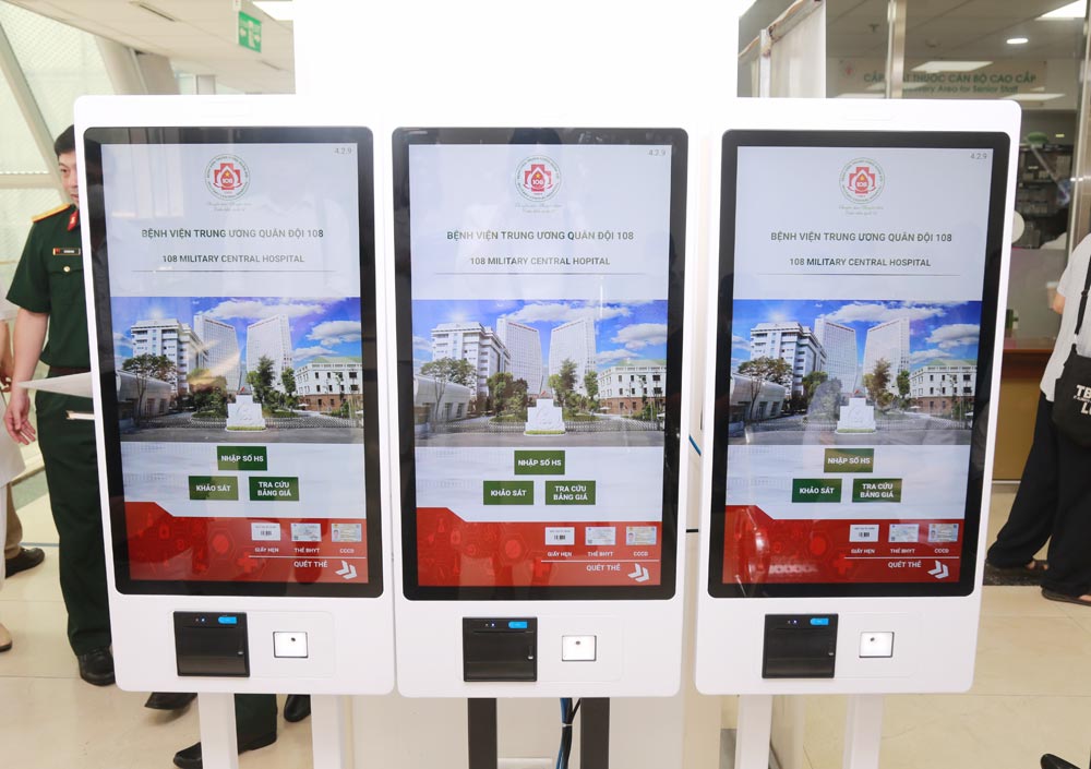 Triển khai “bệnh viện không giấy tờ” tại Bệnh viện Trung ương Quân đội 108. Ảnh: THÚY NGỌC