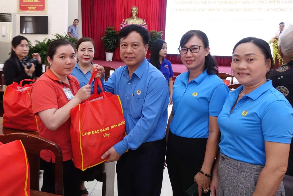 Lãnh đạo Đảng, Nhà nước, Tổng LĐLĐ Việt Nam tặng quà cho các hộ gia đình chính sách, hộ nghèo, công nhân lao động, người cao tuổi có hoàn cảnh khó khăn. Ảnh: Tạ Quang