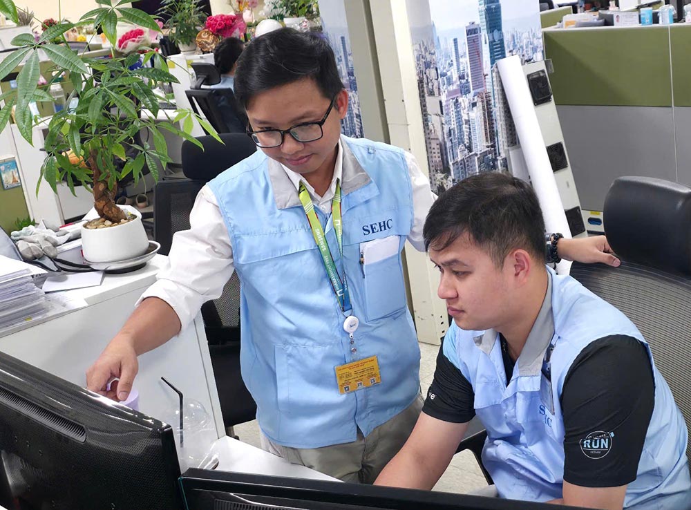 M. Nguyễn Tăng Pháp (à gauche) a de nombreuses initiatives pour aider à économiser et à profiter à l'entreprise de 17 milliards de dongs. Photo: ĐỨC LONG