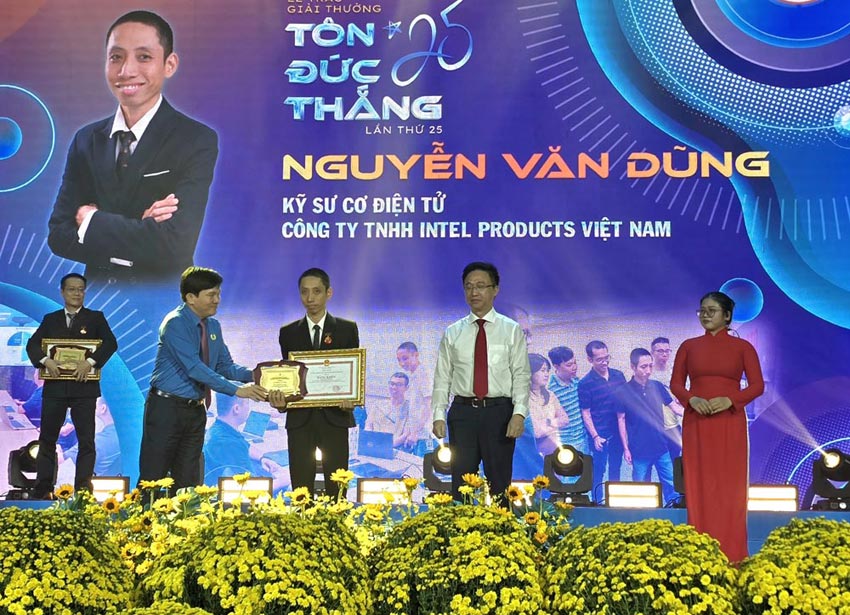 Phó Chủ tịch Tổng LĐLĐ Việt Nam Nguyễn Xuân Hùng (thứ hai từ trái qua) trao Giải thưởng Tôn Đức Thắng cho kỹ sư Nguyễn Văn Dũng. Ảnh: ĐỨC LONG