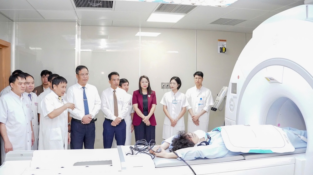 The 3.00 Tesla magnetic resonance system is put into operation. Photo: Hue Central Hospital