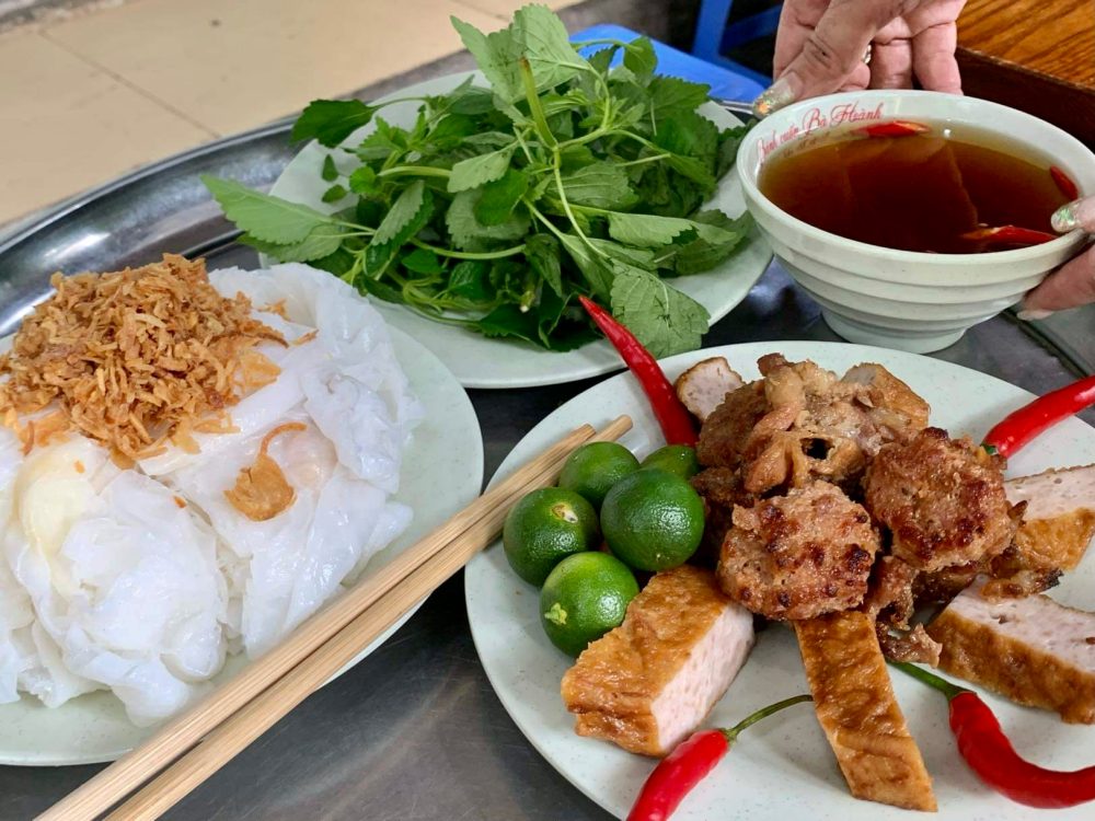 Cách ăn bánh cuốn buổi sáng không lo tăng cân là kết hợp nhiều rau sống, giảm chả mỡ và bổ sung protein. Ảnh: Nhật Minh