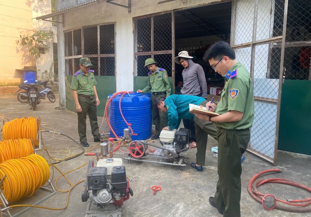 Kiểm tra, chuẩn bị máy móc phục vụ dập lửa. Ảnh: Anh Tuấn