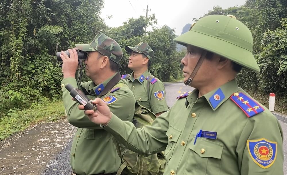 Quan sát từng khu vực rừng đề phòng hỏa hoạn do nắng nóng. Ảnh: Anh Tuấn