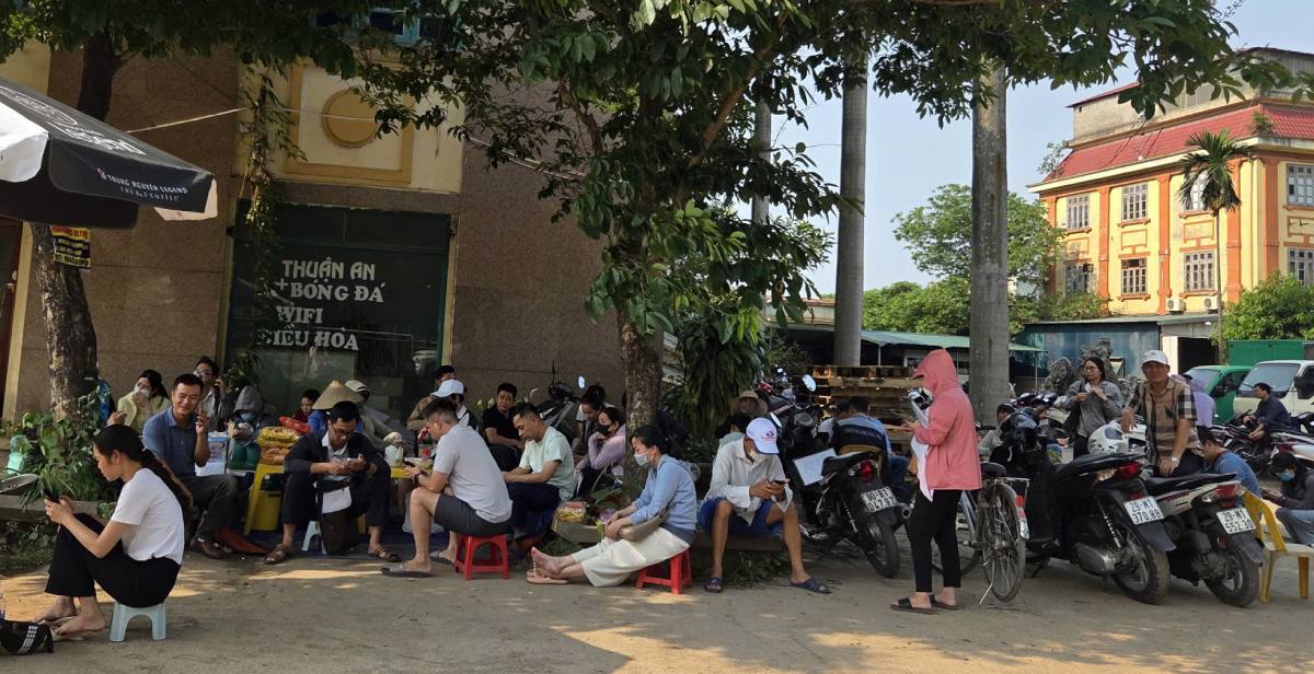 Chiều ngày 28.4, nhiều người dân vẫn chờ nhận phiếu hẹn nộp hồ sơ mua nhà ở xã hội tại xã Ngọc Hồi. Ảnh: Như Hạ