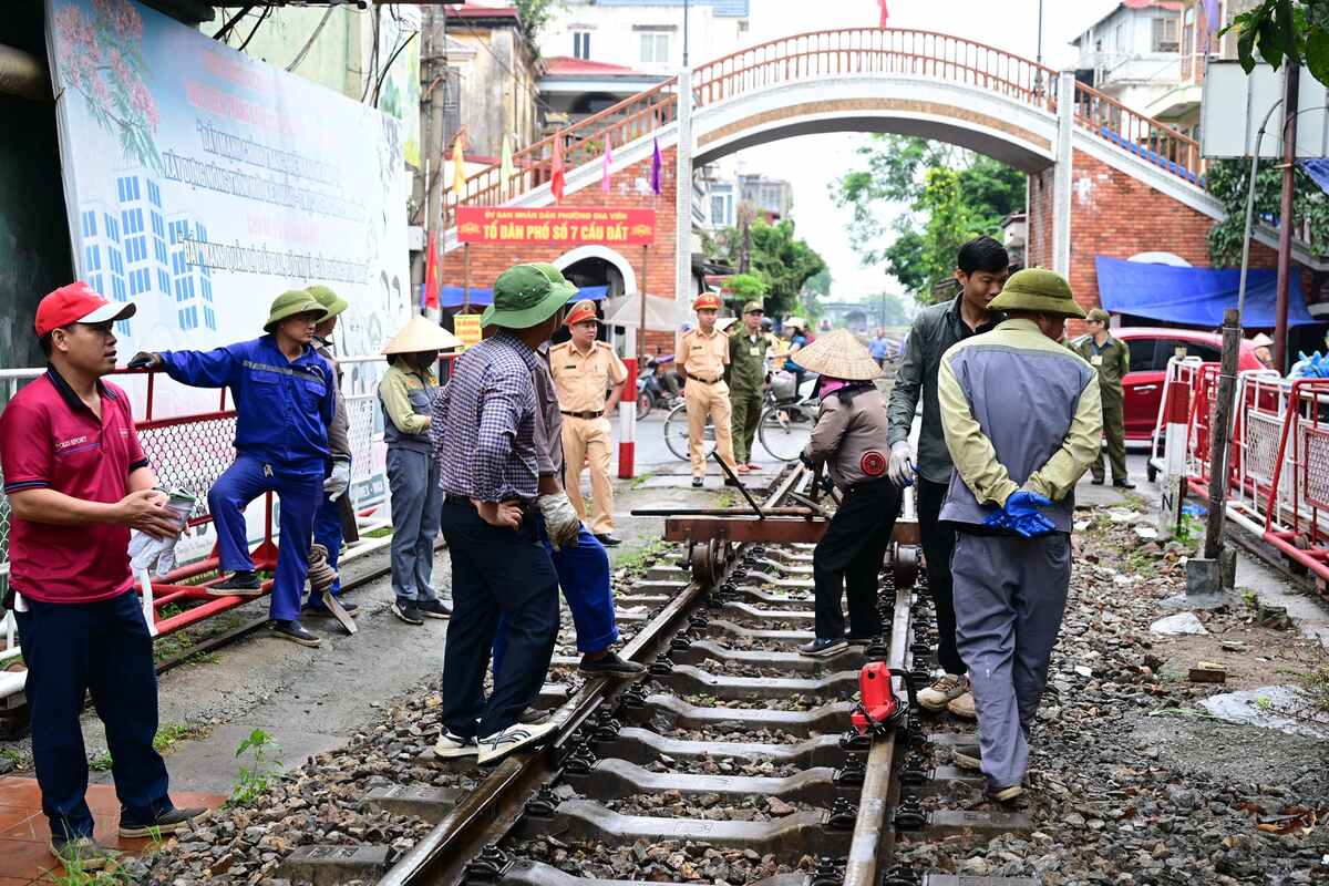Traffic Police Department clears railway safety corridor violations. Photo: Hai Phong Police