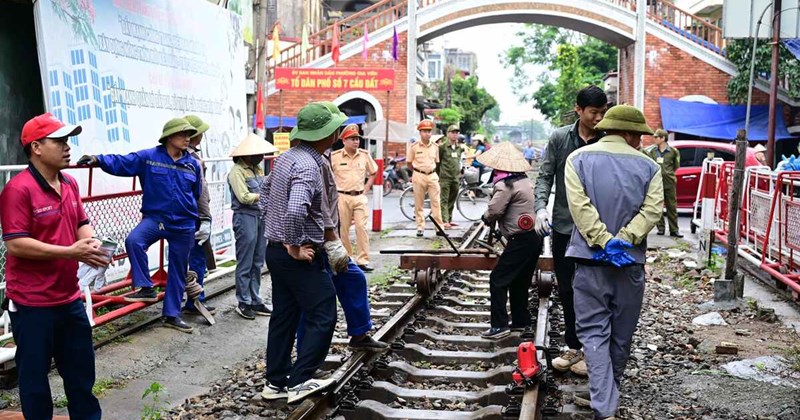 Hải Phòng: Giải tỏa bãi đỗ xe tự phát vi phạm hành lang đường sắt