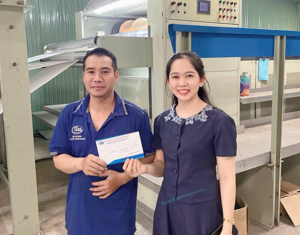 Tại công ty, Hoa luôn động viên, chia sẻ khó khăn với người lao động. Ảnh: Thanh Tuấn 