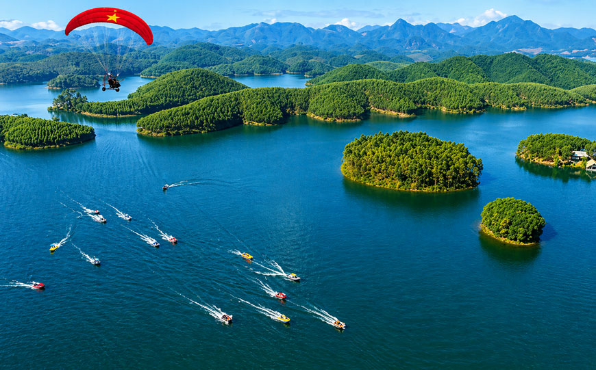 Experiencing the festival on Thac Ba Lake attracts a large number of tourists to participate. Photo: Lao Cai e-Portal