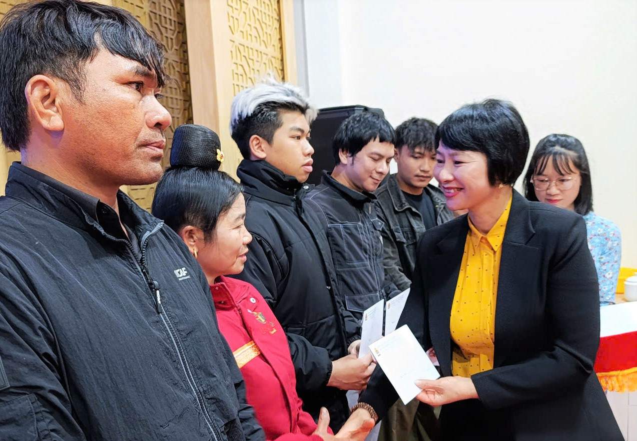 Ms. Pham Thi Phuc - Deputy Secretary of the Provincial Party Committee, Chairwoman of the Vietnam Fatherland Front Committee of Lam Dong province - presents gifts to workers in difficult circumstances in Lang Biang ward - Da Lat. Photo: Phuc Khanh