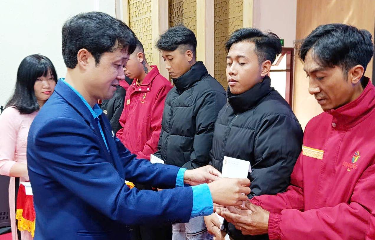 Đại diện lãnh đạo Liên đoàn Lao động tỉnh Lâm Đồng trao tặng quà cho người lao động khó khăn. Ảnh: Phúc Khánh 