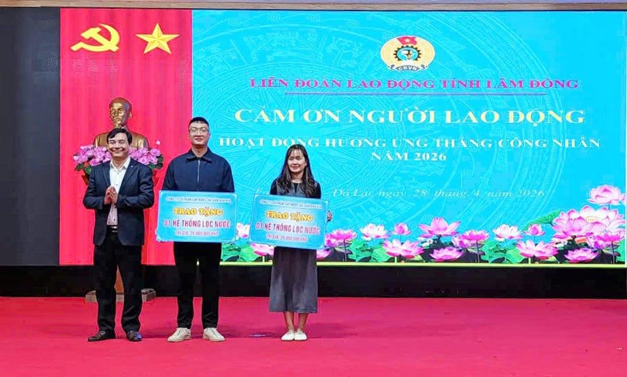 Công ty Cổ phần Cấp nước Sài Gòn - Đan Kia trao tặng công trình lọc nước cho các đơn vị trường học. Ảnh: Phúc Khánh