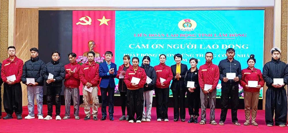 Phó Bí thư Tỉnh ủy, Chủ tịch Ủy ban MTTQ Việt Nam tỉnh Lâm Đồng Phạm Thị Phúc trao tặng quà cho đoàn viên, người lao động khó khăn. Ảnh: Phúc Khánh