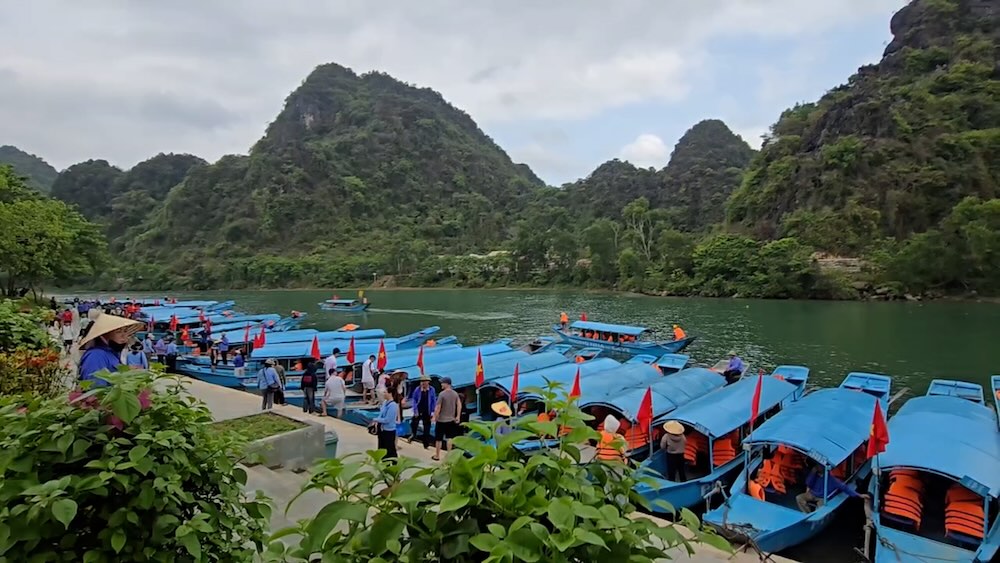Tourists continuously flock to Phong Nha - Ke Bang during the holidays. Photo: Nguyen Luan