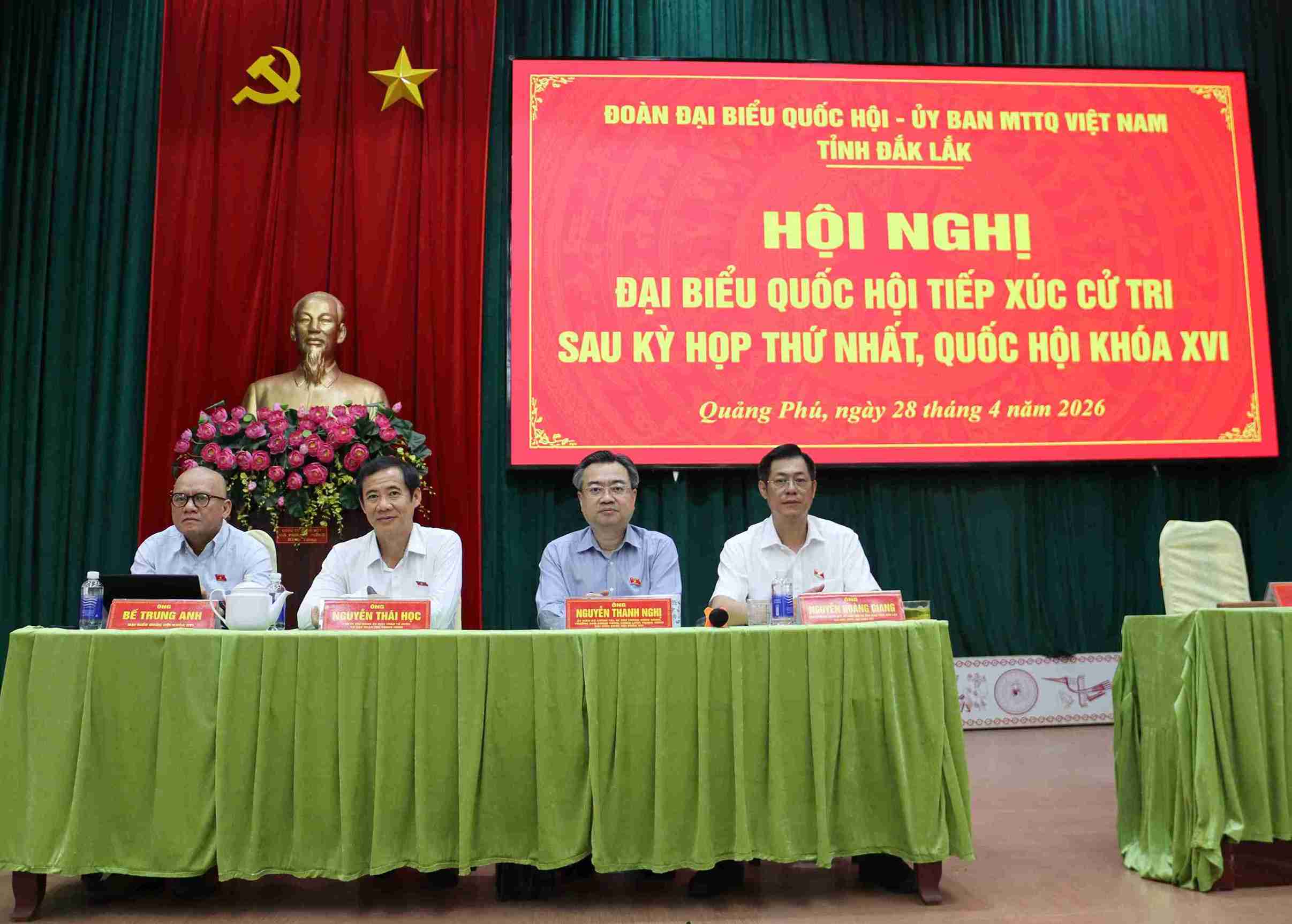 Các đại biểu tham dự buổi tiếp xúc cử tri. Ảnh: Đỗ Lan